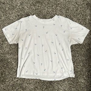 Hollister tee with dainty blue flowers